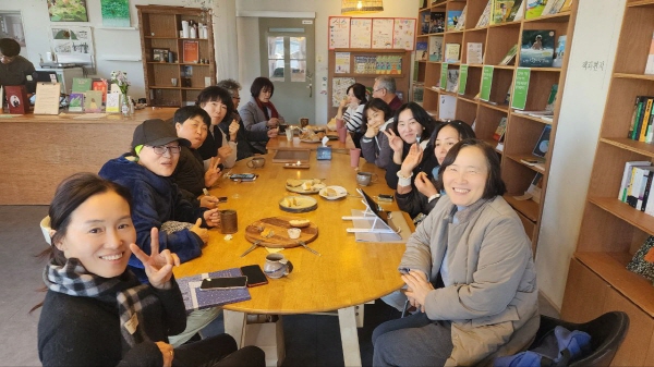 살리고센터 유통팀 연말 소풍 중(왼쪽 앞에서 두 번째가 김경자 님) 살리고센터 유통팀 연말 소풍 중(왼쪽 앞에서 두 번째가 김경자 님)