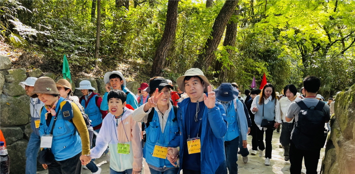 청운교와 백운교 옆으로 난 길을 돌아 대웅전으로 가는 참가자들 모습은 활기차다. 