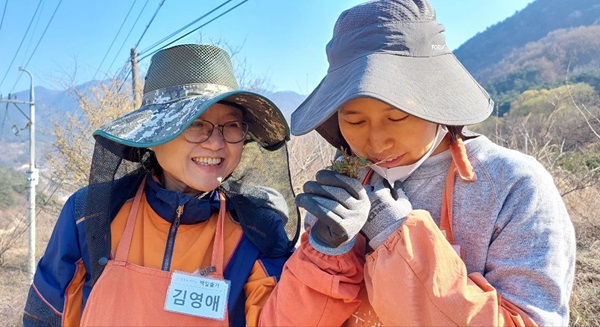 농사 일수행 중(왼쪽이 김영애 님)