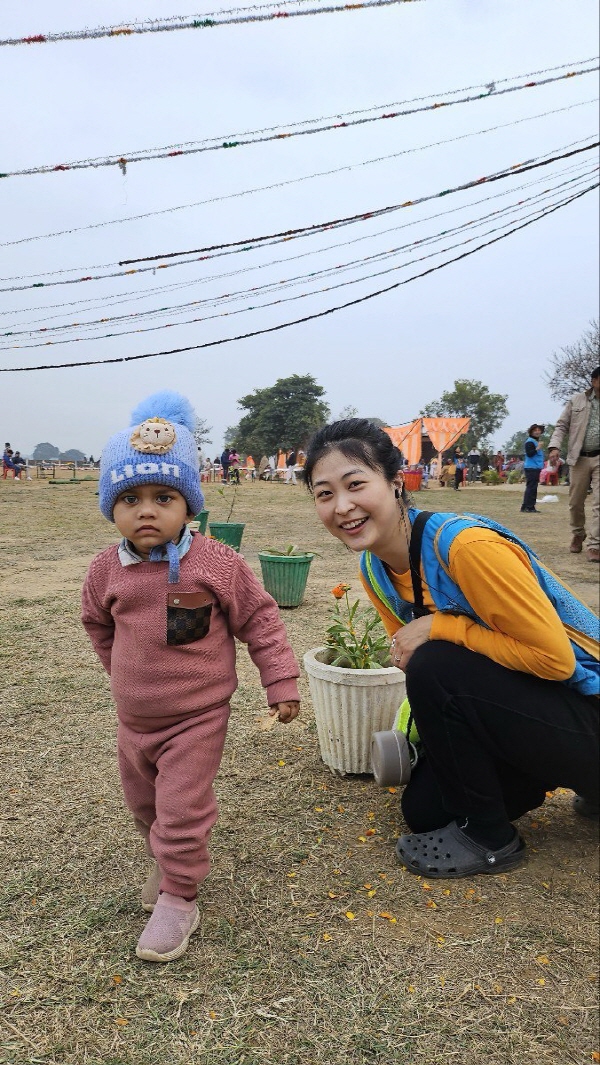 인도성지순례 중에(오른쪽이 윤진 님)