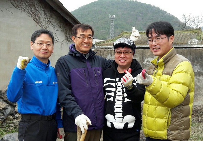 신바람 나고 보람찬 두북봉사후 도반과 함께(맨왼쪽 현외철 님)