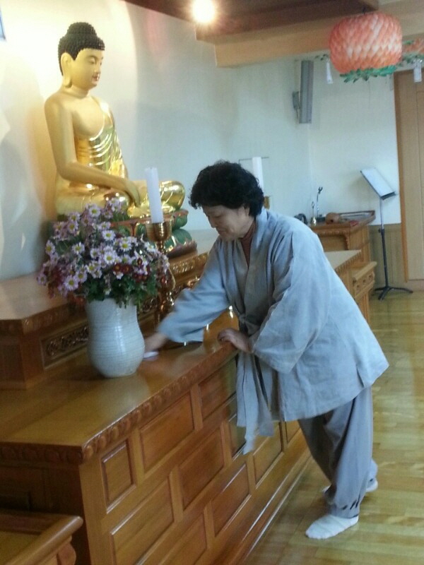 불단을 청소하고 있는 박희순 보살님~