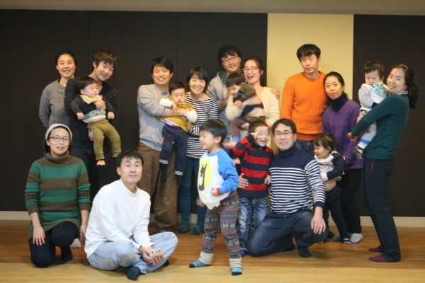 아기와 엄마 아빠가 함께 모여서 찍은, 흐뭇한 단체 사진