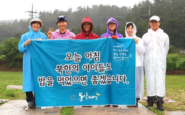 도반들과 함께 조연희 님(왼쪽에서 세 번째)