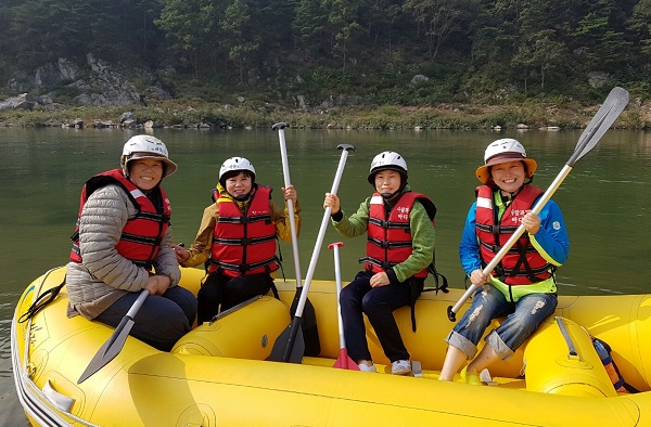 산청 경호강에서 도반들과 래프팅 체험(왼쪽에서 두 번째가 도순옥 님)