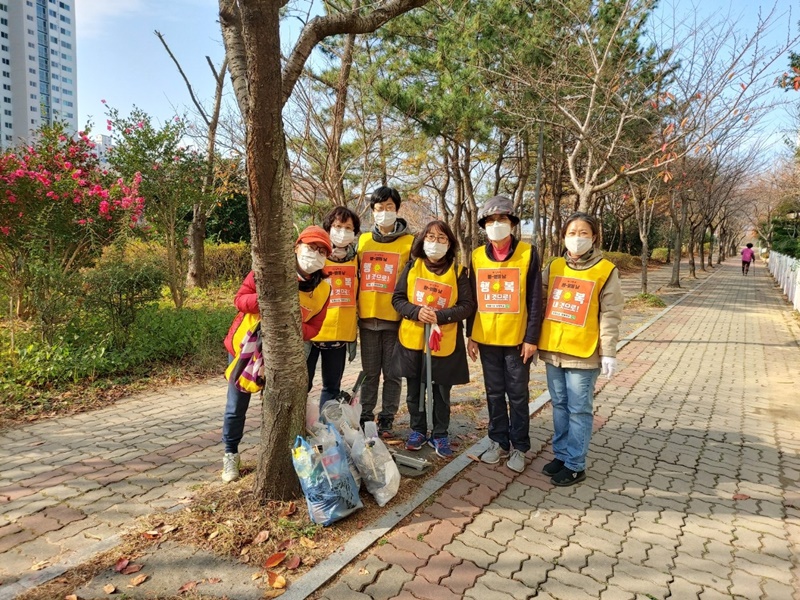 화명법당 도반들과 우리 동네 쓰레기 줍고(빨간 모자 쓴 사람 선희님)