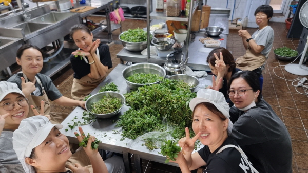 공양간에서(오른쪽 맨 앞이 조연옥 님) 공양간에서(오른쪽 맨 앞이 조연옥 님)