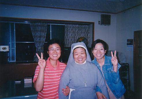 일본에서 봉사해 주신 수녀님과 함께 (오른쪽이 이미자 님)