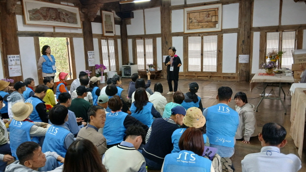 고마움을 전하는 송우정 이사님 고마움을 전하는 송우정 이사님