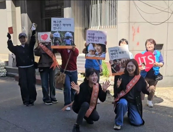 '26년 봄 두호모둠 JTS 거리모금 중에 (앞줄 맨 오른쪽 박소항 님)