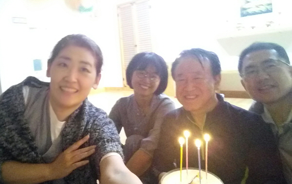 새벽기도 4주년 기념(왼쪽 첫 번째 이소윤 님)