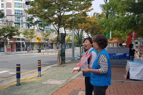 “천원이면 굶주리는 제3세계 아이를 살릴 수 있습니다!” 김인아, 전성옥 님(왼쪽부터)