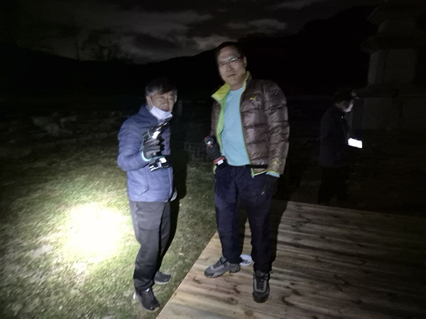 천룡사 야간 작업 중(왼쪽이 이봉우 님)