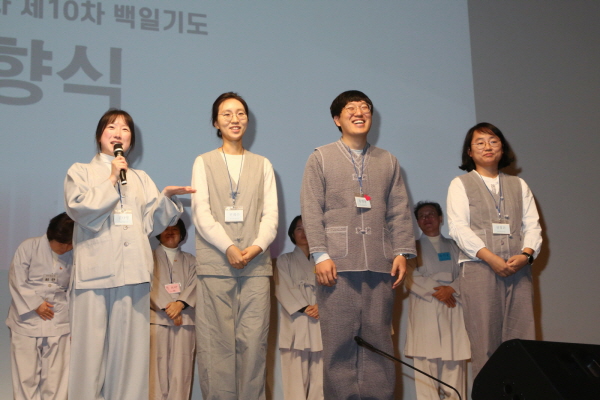 10차 회향식에서 청년특별지부 소개하는 김나영 님(맨 왼쪽) 