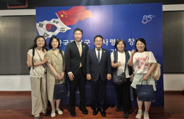 충칭 광복군 사령부 창설 85주년 기념식에서 민병덕 의원 김용만 의원과 함께 충칭 광복군 사령부 창설 85주년 기념식에서 민병덕 의원 김용만 의원과 함께