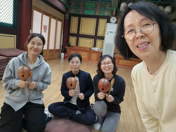 목탁 기초 교육 후 (맨 오른쪽 윤득기 님) 목탁 기초 교육 후 (맨 오른쪽 윤득기 님)