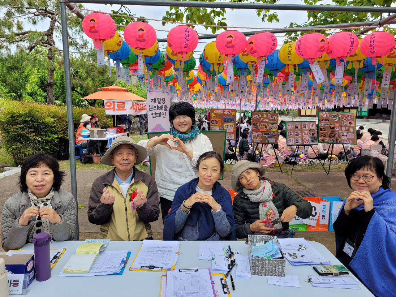 부처님 오신 날, 아도모례원에서(뒷줄에 있는 주인공) 부처님 오신 날, 아도모례원에서(뒷줄에 있는 주인공)