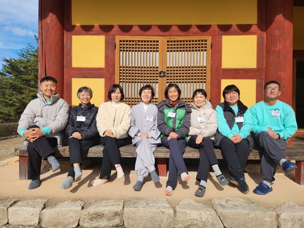 보리수 회향수련 중에(맨 오른쪽이 김창래 님) 보리수 회향수련 중에(맨 오른쪽이 김창래 님)