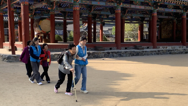 어르신 봉사자 함께 걷는 모습