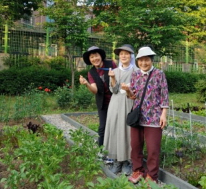 엄마, 이모 수녀님와 함께 산책 중(맨 뒷쪽이 육윤희 님)