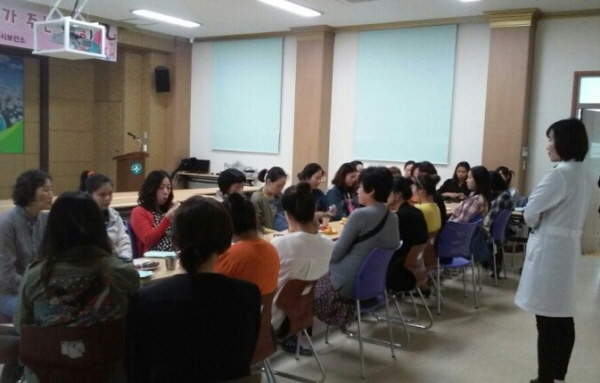 즐거운 다과 시간. 경험담을 들려준 보건소 직원~~