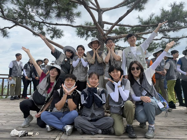 동북아역사기행 중에(뒷줄 맨 오른쪽이 김인환 님) 동북아역사기행 중에(뒷줄 맨 오른쪽이 김인환 님)