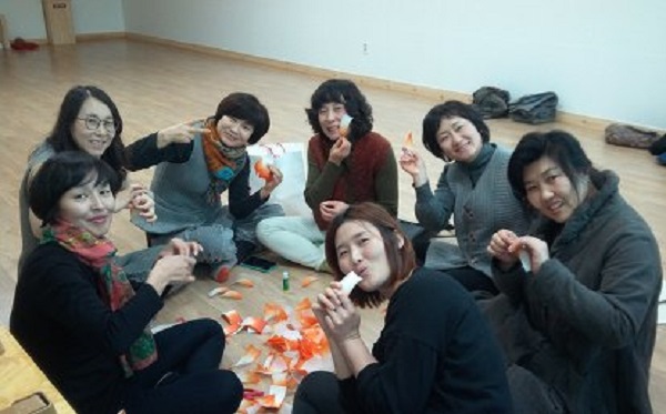 수업 후 도반들과 연잎을 접으며