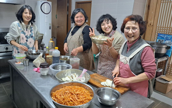 2024년 천룡사 공양간, 도반들과(왼쪽 두 번째, 성유경 님)