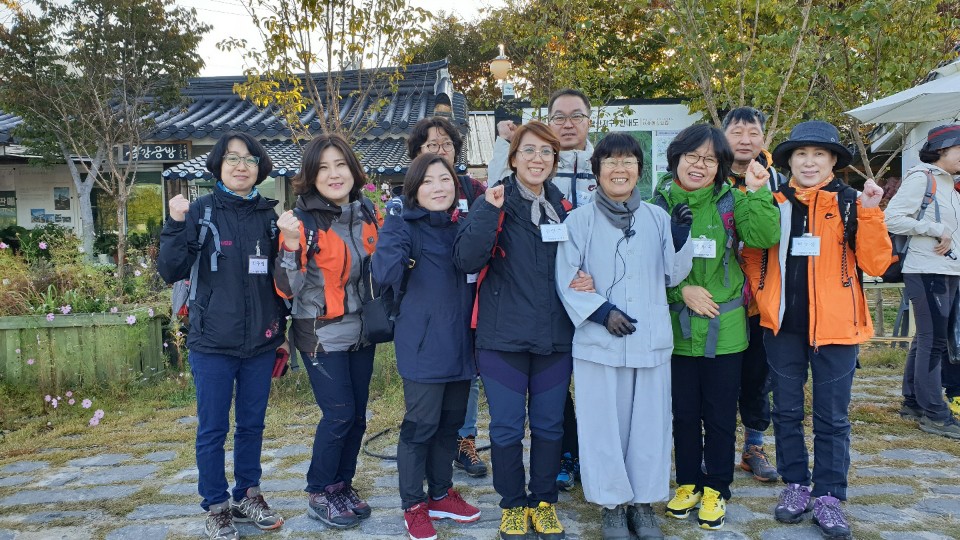 불교대학 도반들과 즐거운 남산나들이(앞줄 맨 왼쪽에서 세 번째 김현미님)