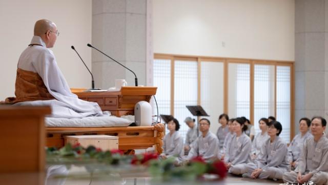 “세상에 살면서도 수행자로서 살아가려면 무엇을 지켜야 하나요?”