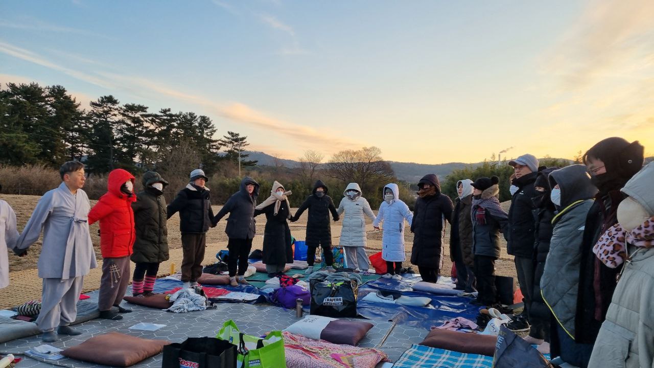 손에 손잡고, '우리의 소원은 통일’이라는 노래를 크게 외칩니다.