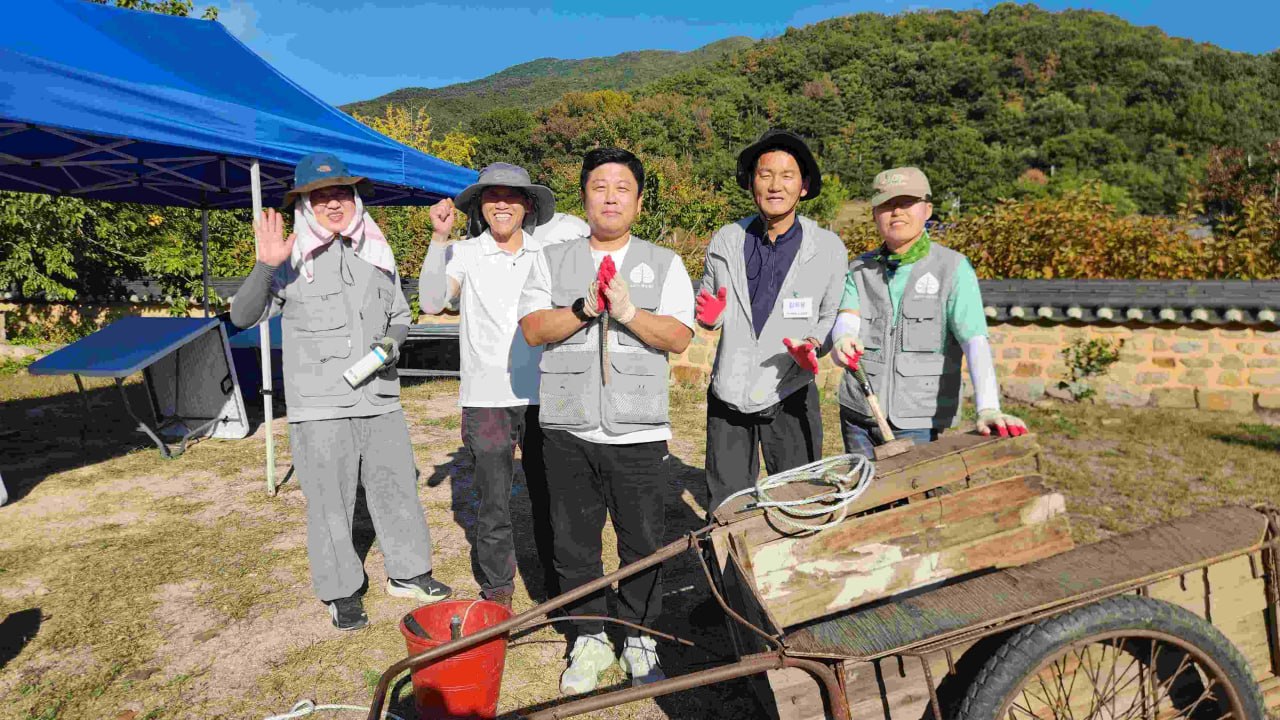 시설 관리를 책임지는 보리수(왼쪽 두 번째 홍곤흠 님) 시설 관리를 책임지는 보리수(왼쪽 두 번째 홍곤흠 님)