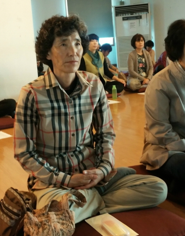 수행법회 때 법문을 놓칠세라 집중하여 듣고 있는 최문숙 보살님~