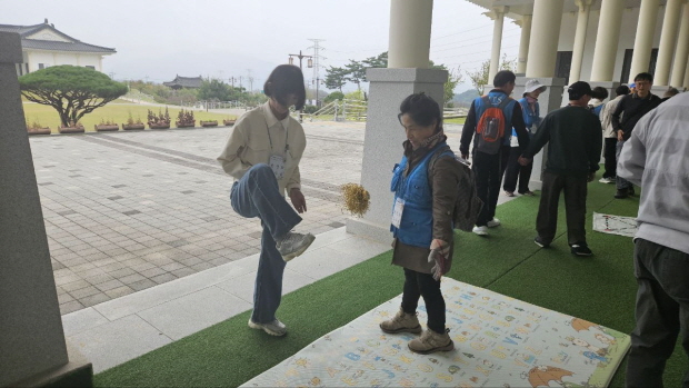 하나, 둘, 셋, 제기를 찼습니다. 하나, 둘, 셋, 제기를 찼습니다.