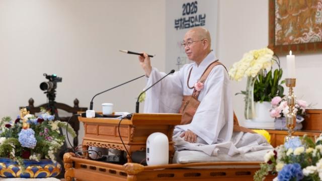 “부처님 오신 날은 무지를 깨우쳐서 괴로움 없는 사람이 되기를 발원하는 날입니다.”