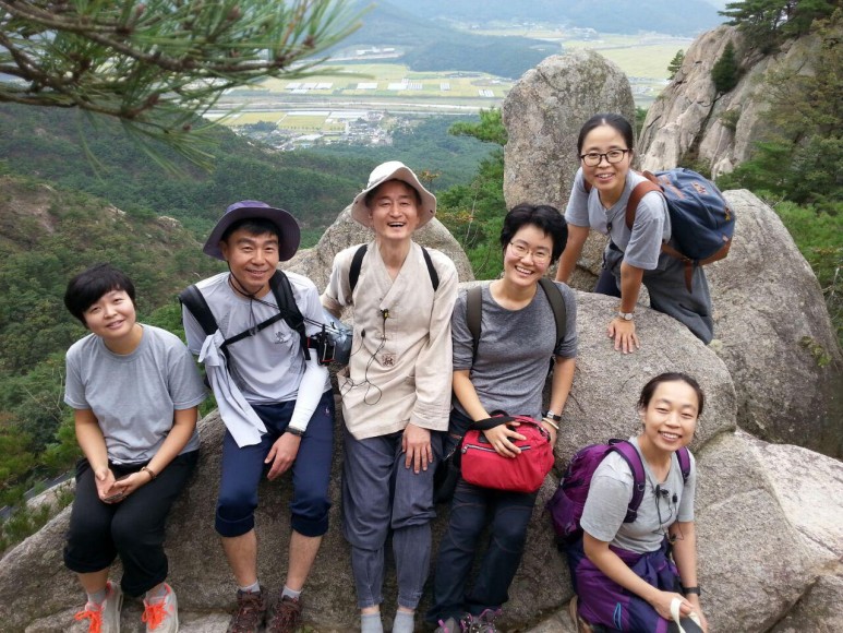 보수법사님과 남산순례(왼쪽 네번째 글쓴이)