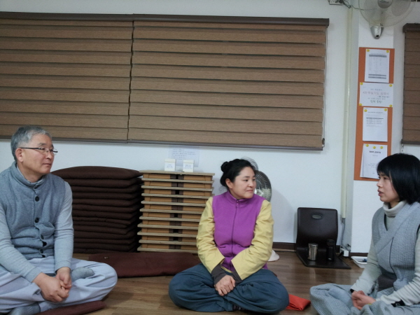 명상 후 마음나누기 중인 왼쪽 끝 장희석 거사님