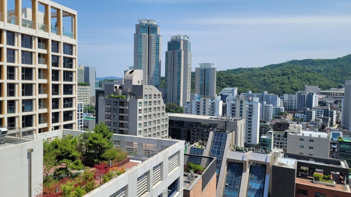법당에서 내려다본 빌딩 숲 법당에서 내려다본 빌딩 숲