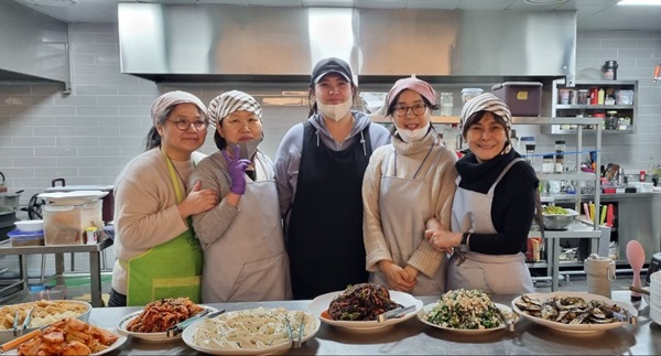 공양간 봉사중에(오른쪽에서 세 번째가 김지안 님) 공양간 봉사중에(오른쪽에서 세 번째가 김지안 님)