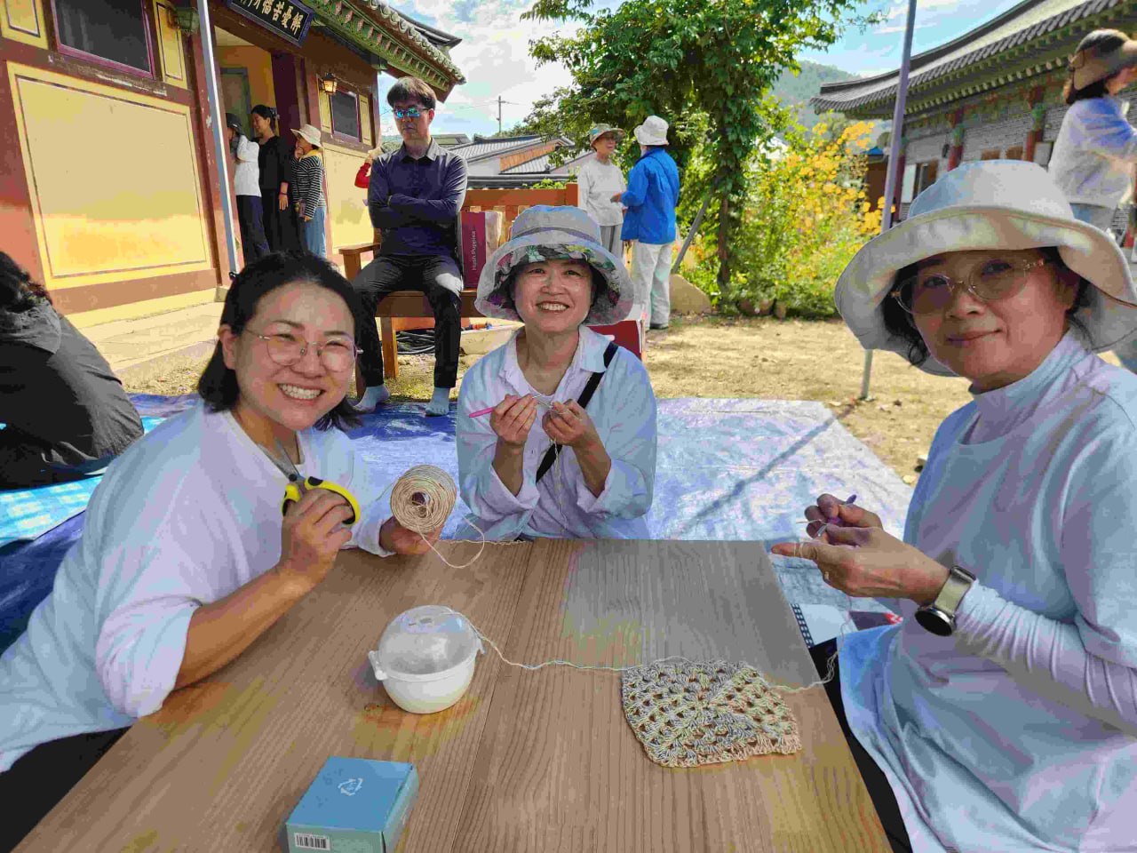 삼베 수세미 만드는 모습 (왼쪽부터 포항지회 홍예지 님, 정은숙 님, 최은경 님) 삼베 수세미 만드는 모습 (왼쪽부터 포항지회 홍예지 님, 정은숙 님, 최은경 님)