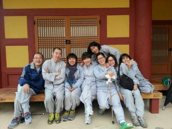 문경수련원 툇마루에서 행자들과 함께 (왼쪽에서 세 번째가 이수진 도반)