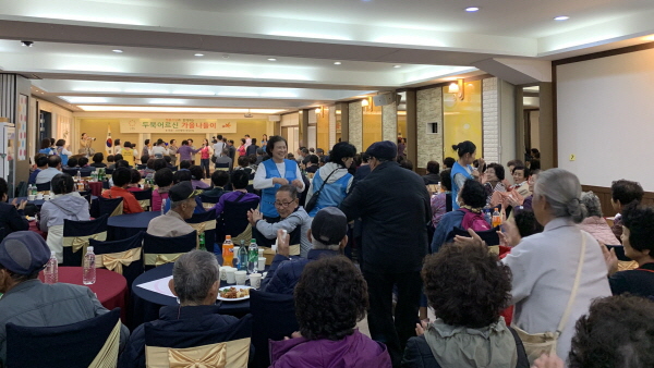 여흥을 즐기는 어르신과 봉사자