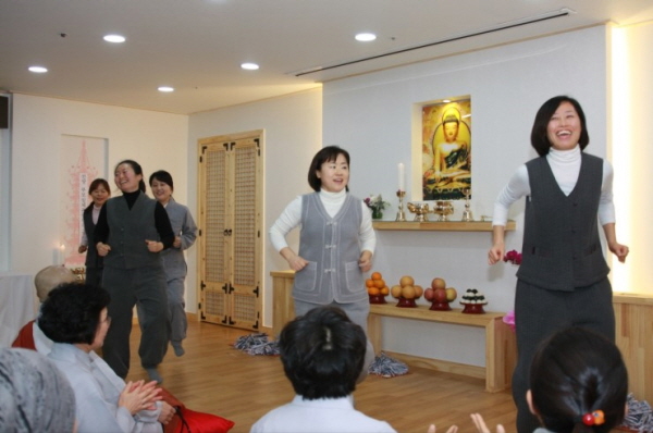 2014.12.20 개원 축하공연을 하는 도반들의 행복한 모습