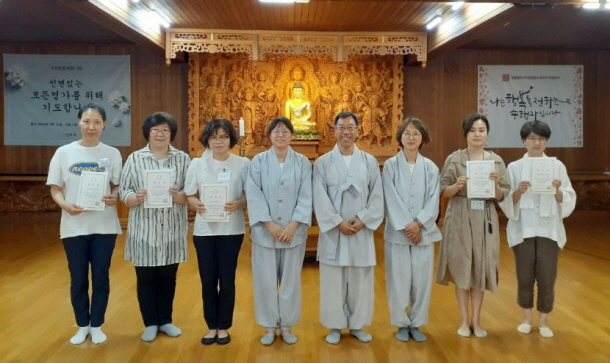 경전반 졸업식, 개근상을 받다! (왼쪽 첫번째)