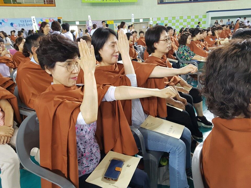 '2019년 불교대학 졸업식 호계합장(왼쪽에서 두 번째)