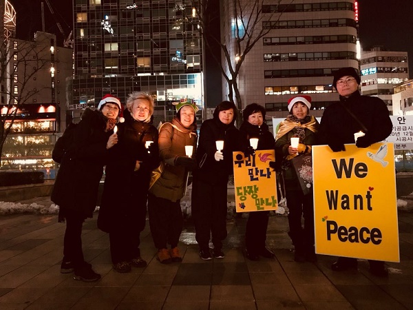 지난겨울 한반도 평화 촛불 집회에서 박석란님과 도반들, 왼쪽에서 두 번째 박석란 님