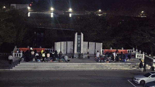 새벽 망배단 정진