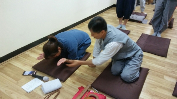 명상 맛보기에서 최보라 님(왼쪽)