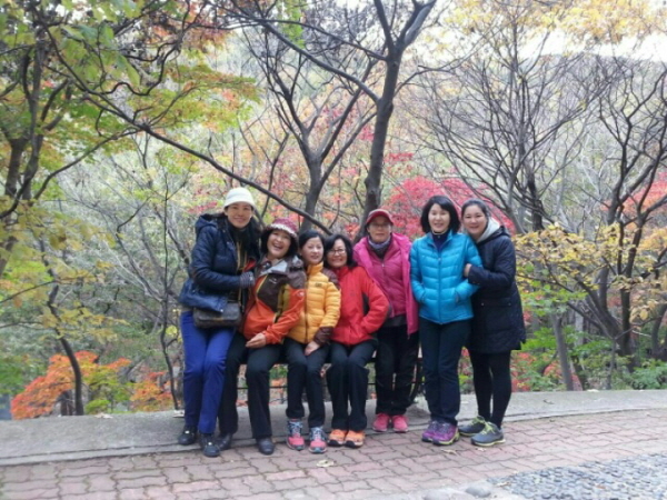단풍과 함께~ 왼쪽에서 두 번째가 김월연 보살님