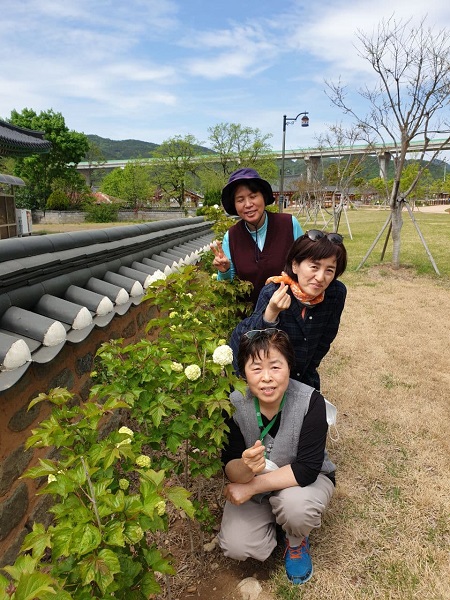 아도모례원에서 도반과 함께, 맨 앞이 윤명란님